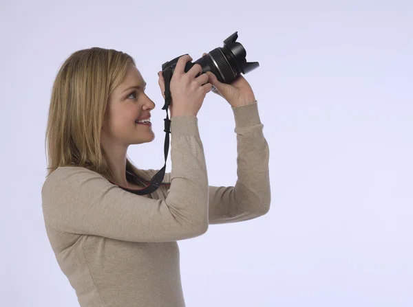 Fotograaf bedrijf camera — Stockfoto