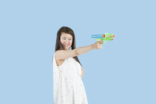 Mujer apuntando con una pistola de juguete —  Fotos de Stock