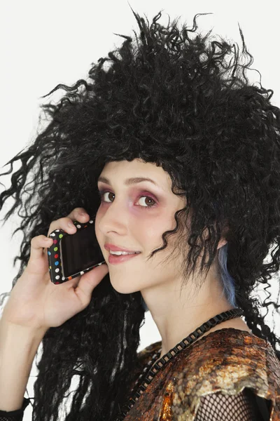 Goth vrouw met behulp van mobiele telefoon — Stockfoto