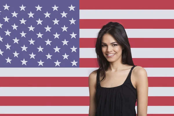 Vrouw die lacht tegen Amerikaanse vlag — Stockfoto