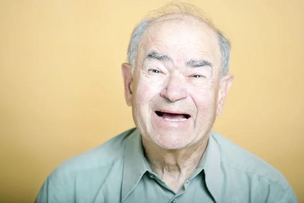 Hombre adulto mayor riendo — Foto de Stock