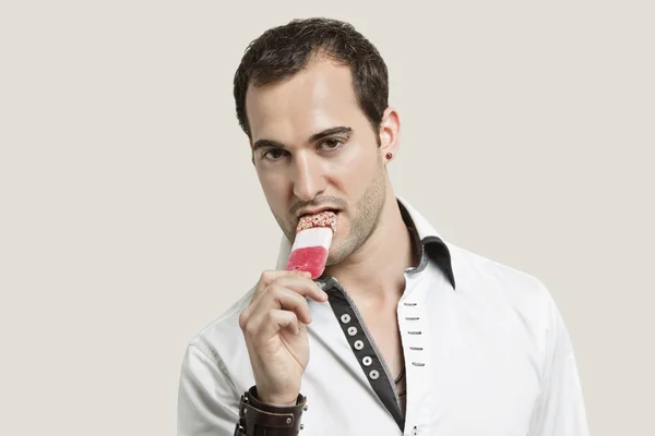 Dondurma yiyen genç adam. — Stok fotoğraf