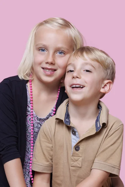 Szczęśliwy młody chłopak z siostra — Zdjęcie stockowe