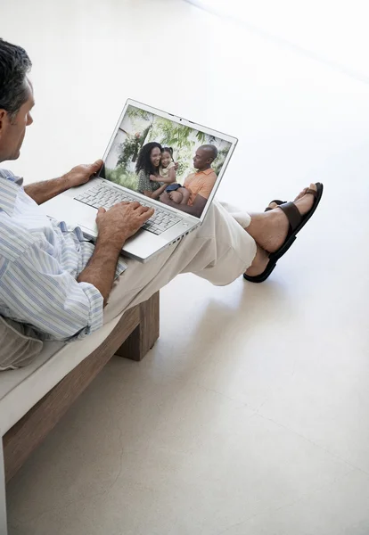 Man bläddrar genom fotografier — Stockfoto