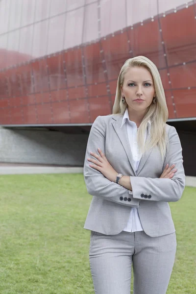 Femme d'affaires debout avec les bras croisés — Photo