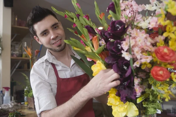 Florist works on flower arrangement — Stock Photo, Image