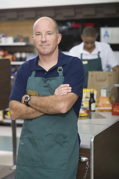 Supermercato dipendente e check out assistente — Foto Stock