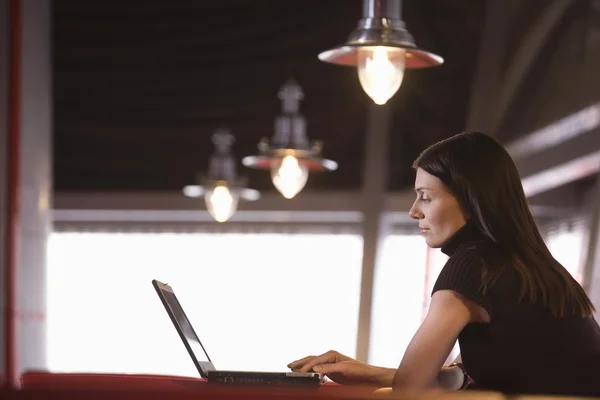 Vrouw met laptop — Stockfoto