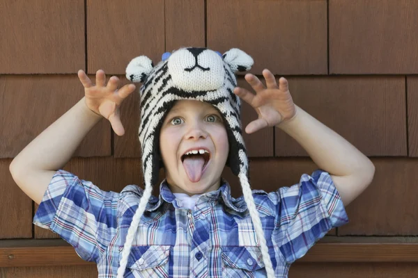 Ragazzino che esce dalla lingua — Foto Stock