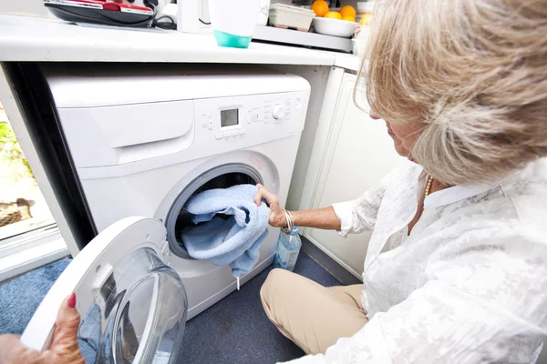 Mulher carregando máquina de lavar roupa — Fotografia de Stock