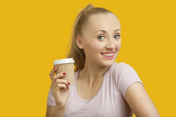 Young woman holding disposable cup — Stock Photo, Image