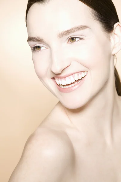 Young woman smiling — Stock Photo, Image