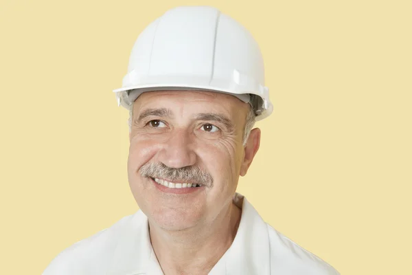 Äldre man med hardhat — Stockfoto