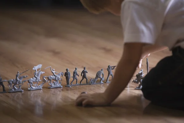Мальчик играет с солдатами — стоковое фото
