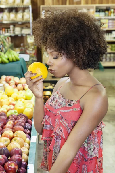 Woman smelling orange — Stock Photo, Image