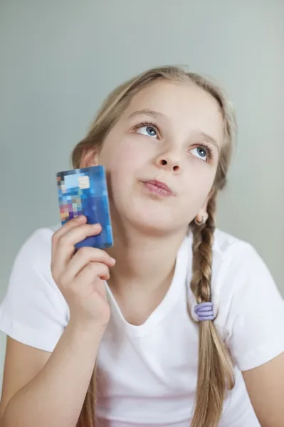 Menina segurando cartão de crédito — Fotografia de Stock