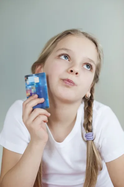 Niña sosteniendo tarjeta de crédito — Foto de Stock