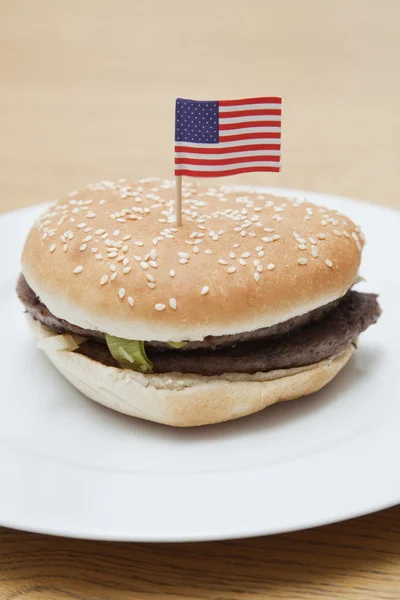 Hamburger z amerykańską flagę — Zdjęcie stockowe