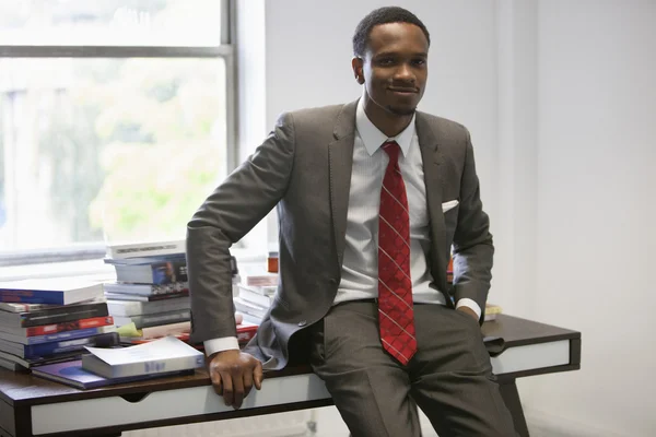 Hombre de negocios afroamericano sentado en el escritorio de oficina — Foto de Stock