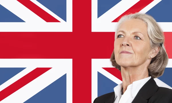 Senior Geschäftsfrau über britischer Flagge — Stockfoto