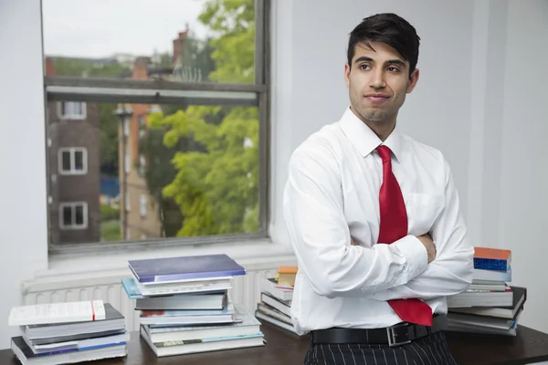 Confident businessman with arms crossed — Stock Photo, Image