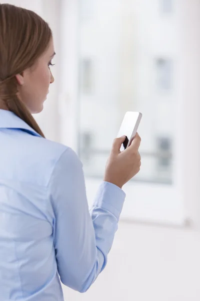 Vrouw met een slimme telefoon — Stockfoto