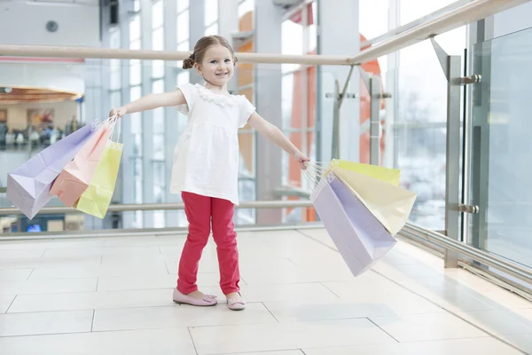Menina com sacos de compras de papel — Fotografia de Stock