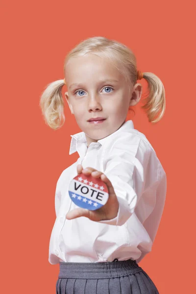 Chica sosteniendo "Voto" signo — Foto de Stock