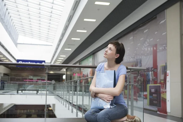 Young woman sits in new Voronezh shopping centre — Stock Photo, Image