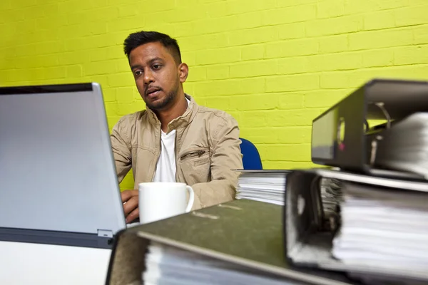 Indiase man aan het werk op computer — Stockfoto