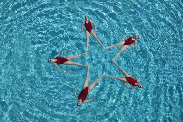 Grupp av synkroniserade simmare — Stockfoto