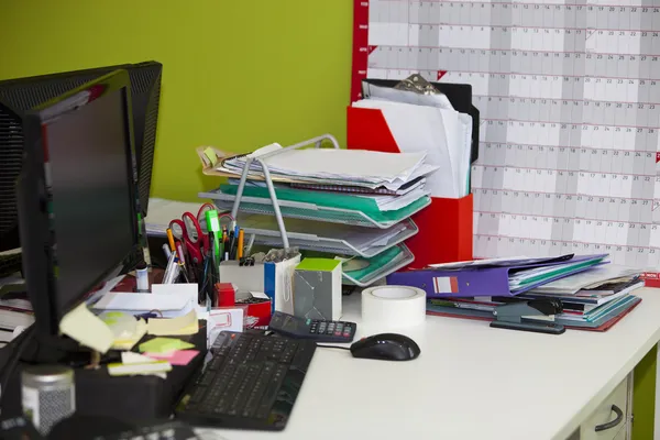 Escritorio desordenado de la vida real en la oficina —  Fotos de Stock