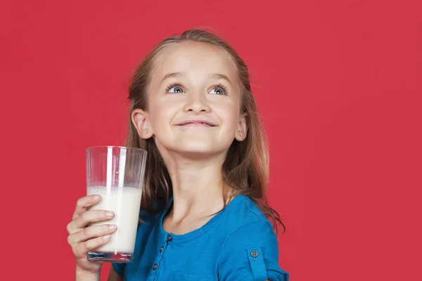 Menina segurando copo de leite — Fotografia de Stock
