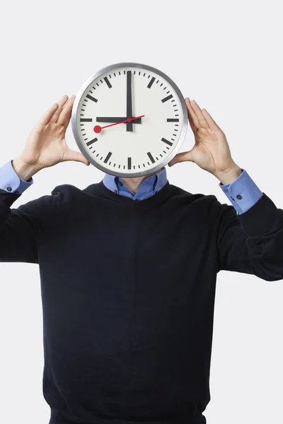 Uomo volto di copertura con orologio — Foto Stock