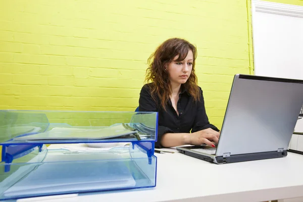 Kvinna som arbetar på sin bärbara dator — Stockfoto
