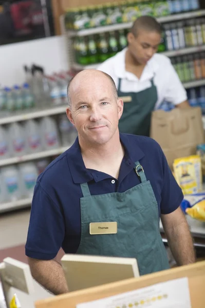Zaměstnanec supermarketu a podívejte se na asistenta — Stock fotografie