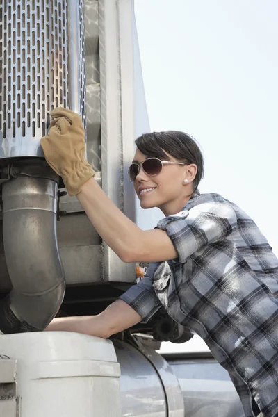 Donna che ispeziona camion di legno — Foto Stock