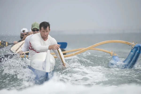 Outrigger equipo de piragüismo en el agua —  Fotos de Stock