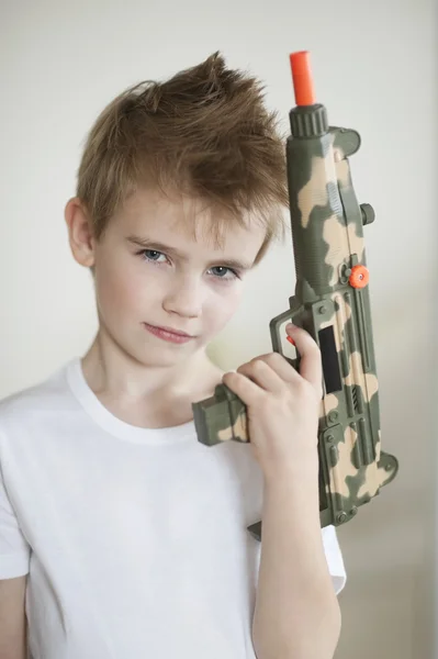 Boy memegang pistol mainan — Stok Foto