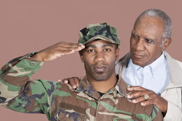 Soldado del Cuerpo de Infantería de Marina con padre saludando — Foto de Stock