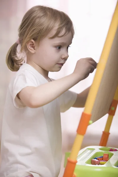 Jovem desenho menina no quadro — Fotografia de Stock