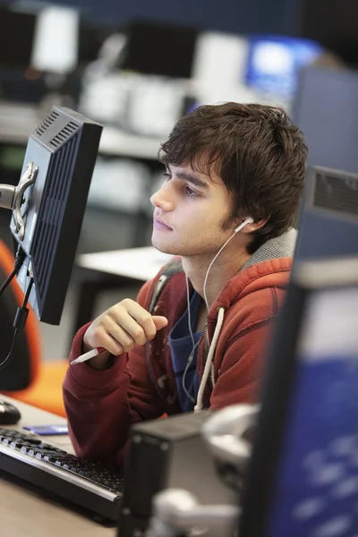 Student nutzt Computer — Stockfoto