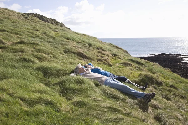 Pareja relajándose en el paisaje — Foto de Stock