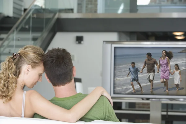 Jeune couple regardant la télévision — Photo