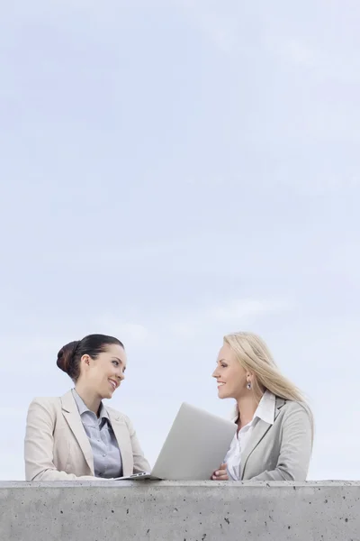 Kvinnliga företagare med laptop diskuterar — Stockfoto