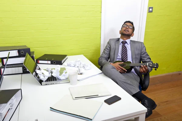 Індійський бізнесмен спить — стокове фото