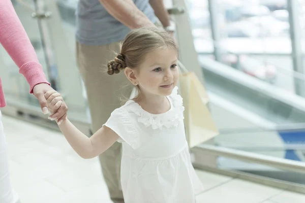 Ragazza che tiene per mano i genitori — Foto Stock