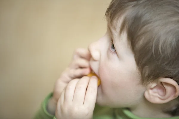 Giovane ragazzo mangiare — Foto Stock