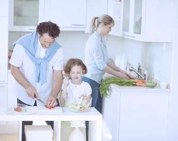 Familie bereitet gesunde Mahlzeit zu — Stockfoto