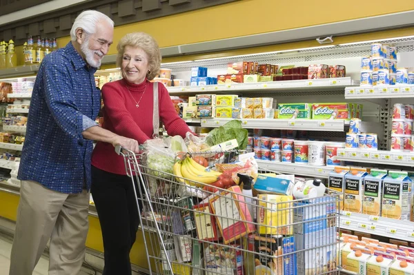 Seniorenpaar beim Lebensmitteleinkauf — Stockfoto